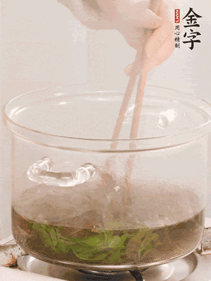 香椿焯水，變色后撈出，切成小段