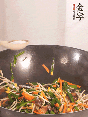 炒合菜：金字醬油肉、綠豆芽、韭菜