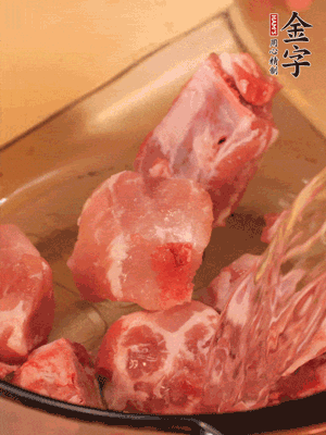 排骨冷水下鍋，加料酒、姜片，煮開綽水