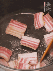 鍋中放菜籽油燒熱，下咸肉、冬筍略微煸炒