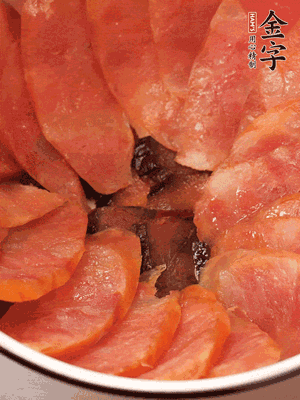 深碗涂抹豬油，頂端鋪枸杞，間隔鋪上香腸、醬油肉片