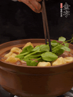 加筒骨煲的經(jīng)典配菜：金字土香腸、油豆腐、千張蓋上蓋子燜一會兒，耐心等候10分鐘。