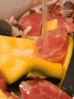 倒入溫開(kāi)水，水量高出米面一個(gè)指節(jié)。