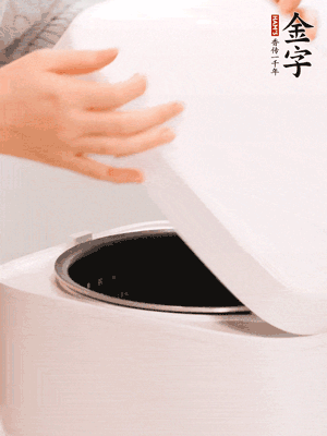 泡發(fā)香菇的水和調(diào)好的醬汁混合在一起，倒入電飯煲中，煮飯。