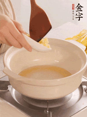 鍋里留少量底油煸香火腿和姜末。