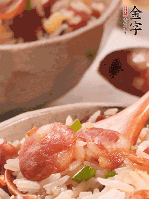 開蓋后，沿鍋邊淋2大勺花生油，大火烤出鍋巴。輕輕翻拌一下，撒點蔥花。