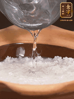 砂鍋底部刷一層油，加入大米和開(kāi)水，水高1cm,大火燒開(kāi)后轉(zhuǎn)中火煲5分鐘，到水微收干