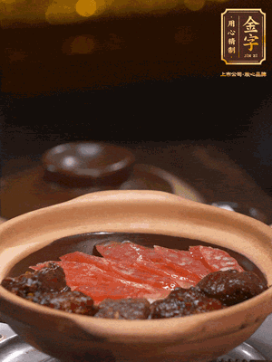 鋪上臘腸和排骨，鍋邊淋一圈油，小火煲10分鐘