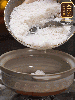 鍋底刷油，倒入米飯，水沒過即可，中小火燜10分鐘，戳幾個(gè)洞