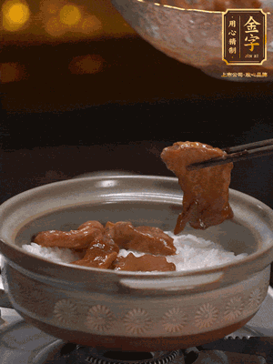 鋪上牛肉，鍋邊淋油在燜5分鐘