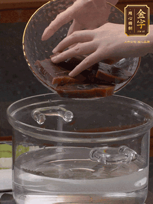 火腿蹄片冷水下鍋，水沸騰后煮5分鐘焯水