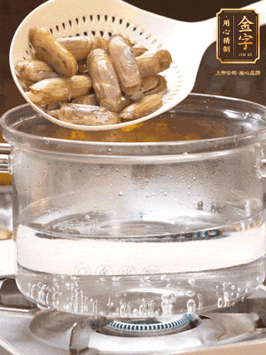 煮一鍋沸水，下蟶子汆燙30秒，撈出浸入冰水，取出蟶子肉