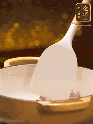 油溫7成熱，下蒜末、咸肉略微煸炒，再下絲瓜