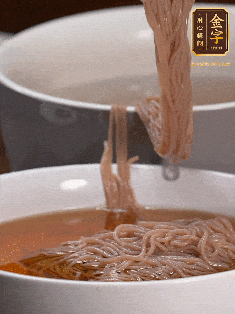 蘋果醋，一點鹽、糖、醬油，兌入涼白開水調(diào)成簡易冷面湯，放水箱冷藏