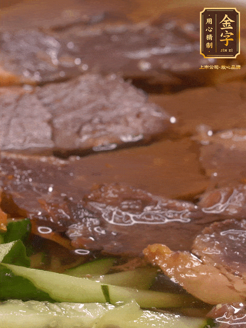 養(yǎng)麥冷面，涼水中清洗浸泡5分鐘，沸水中煮3分鐘，涼水漂洗沖涼