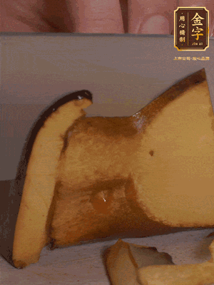 2個牛肝菌切丁，1個牛肝菌切片；金字香腸1根切丁，1根切片