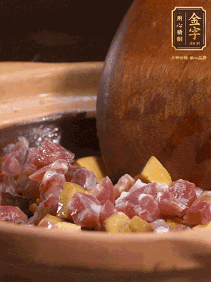 熱油下蒜片，倒入香腸丁、牛肝菌丁翻炒出香味