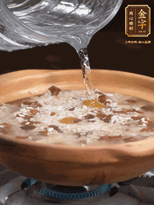 再倒入泡了30分鐘的大米翻拌均勻，加水稍微沒過（米水比例1:1），中火燜煮，到冒大泡，大致5分鐘