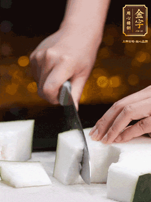 薏米提前浸泡好。冬瓜帶皮洗凈切塊