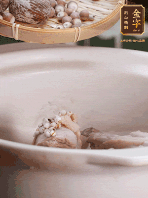 焯好水洗凈的鴨肉、薏米、芡實、蜜棗+適量水煲1小時