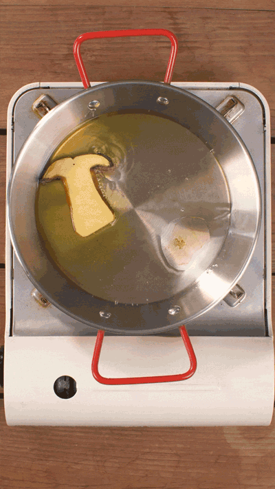 牛肝菌切片，用黃油煎熟