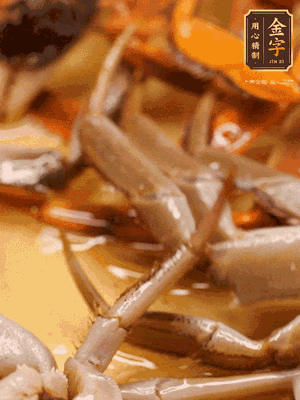 鍋中少油，螃蟹下到鍋中煎一煎