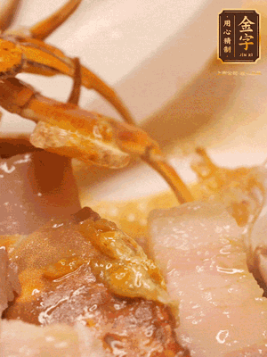 顏色變紅時(shí)，放蔥結(jié)、姜片煸香，再放咸肉、茭白、毛豆翻炒