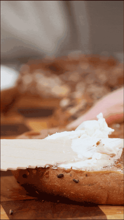 貝果在烤箱中180度復(fù)烤5分鐘，涂上芝士