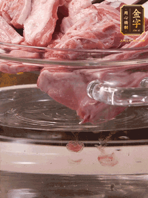 羊排清水洗凈，冷水浸泡30分鐘-2個(gè)小時(shí)，去除血沫。冷水下鍋，小火加熱析出血水后洗凈備用