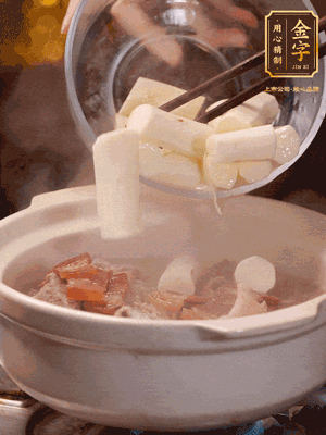 轉(zhuǎn)小火煮1個(gè)小時(shí)，再放入山藥煮30分鐘，最后加紅棗、枸杞