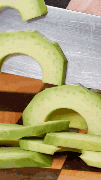 土司表面涂抹橄欖油，烤箱180°烤6 分鐘