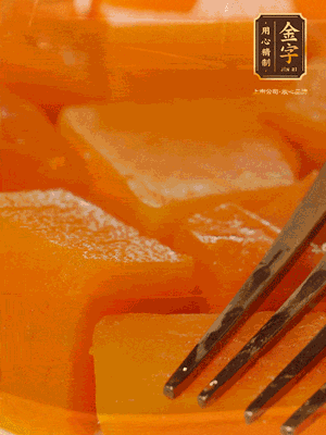 南瓜去皮，一半切塊備用，一半切塊蒸熟，碾成泥