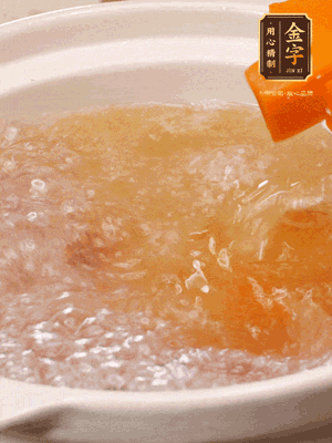 倒入開水、南瓜塊、南瓜泥中火煮5分鐘