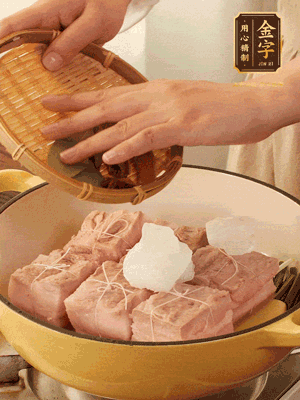 五花肉皮朝下，桂皮、八角、香葉、冰糖、生抽、花雕酒