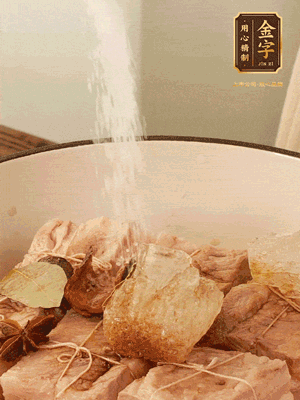 加水沒過，大火煮開轉(zhuǎn)小火慢燉2小時，煮到收汁