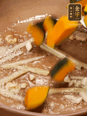 砂鍋倒一層底油，蒜粒、姜絲炒香后，再下南瓜翻炒30秒