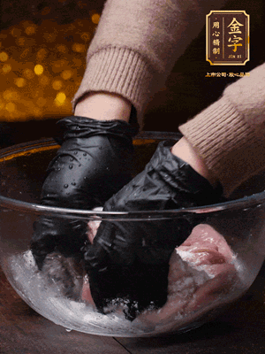 豬肚放入面粉、鹽、白酒，反復揉搓（重復3遍），洗掉表面的黏液。再把豬肚翻過來，剪去油脂，一樣反復揉搓干凈