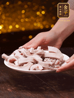豬肚冷水下鍋，姜蔥料酒去腥，水開煮5分鐘，撈出，切小塊。