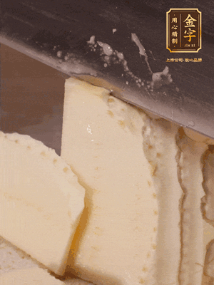 冬筍去殼切片，水開后煮2分鐘焯水
