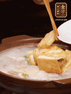 倒入開水大火煮開，轉中小火放咸肉，放一點點糖、味精慢燉10分鐘
