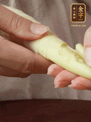 春筍沿著外皮豎著淺劃一刀，剝下外殼，切掉尾部的老根，切滾刀塊。（這個時候的春筍最為鮮嫩脆爽，不需要焯水去除澀味）