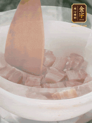 砂鍋內(nèi)咸肉微微煸出香味，再倒入開水。放排骨滾開后轉(zhuǎn)中小火篤30分鐘。（水盡量一次加足，以免中途加水沖淡鮮味。這一步是湯底濃白的關(guān)鍵）
