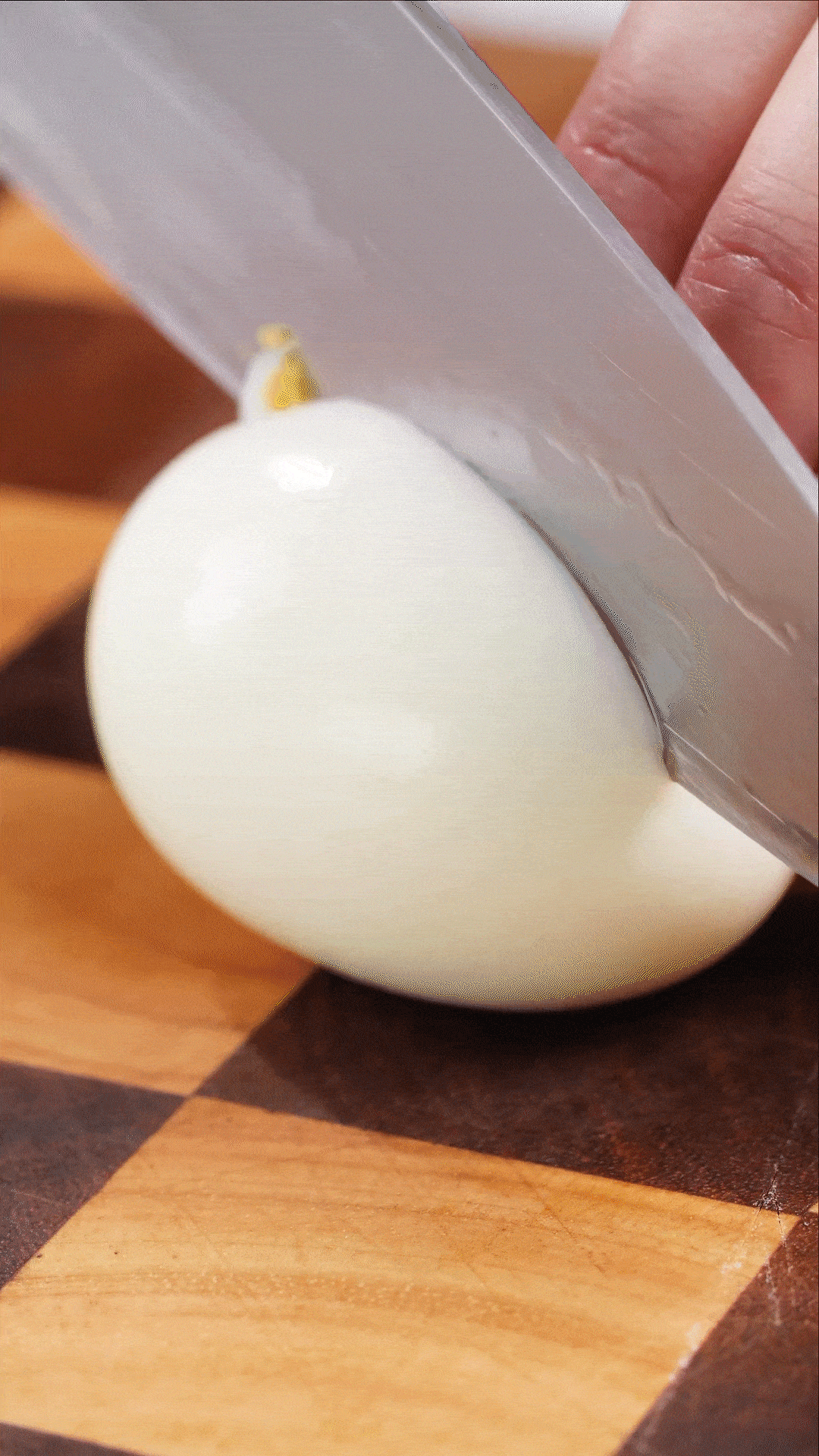 雞蛋煮熟，改刀備用