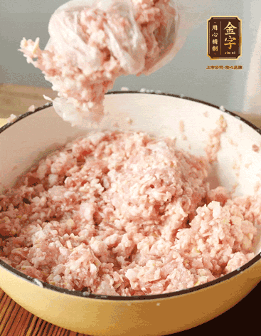 肉丁、咸肉丁、一丟丟鹽、料酒拌勻，反復(fù)摔打上勁。接著加入1兩蔥姜水，反復(fù)拌勻摔打上勁。前后共加3遍。3遍后筍丁，接著反復(fù)摔打上勁。最后加入1個(gè)蛋清、3茶匙生粉拌勻摔打上勁