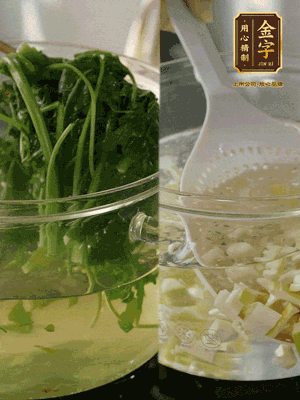 春筍切丁焯水；薺菜加鹽焯水，過涼水后切成細(xì)末