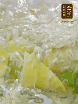 春筍沿著外皮豎著淺劃一刀，剝下外殼，切掉尾部的老根，切滾刀塊。簡單焯水去澀味。