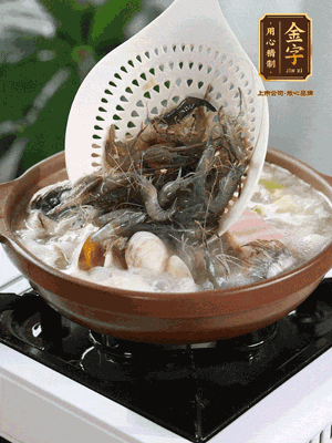 最后加一把蛤蜊、一把河蝦燜2分鐘，放一點白胡椒粉調(diào)味，撒上蔥花點綴！