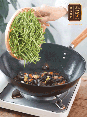 熱油煸香蒜末、姜粒、小米辣，再下臘肉煸炒出香味