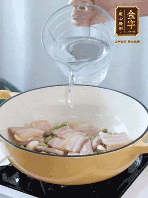 倒入熱水，加絲瓜、腐竹