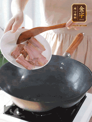 豬油熱鍋，下咸肉煸香，再下蔥姜提鮮